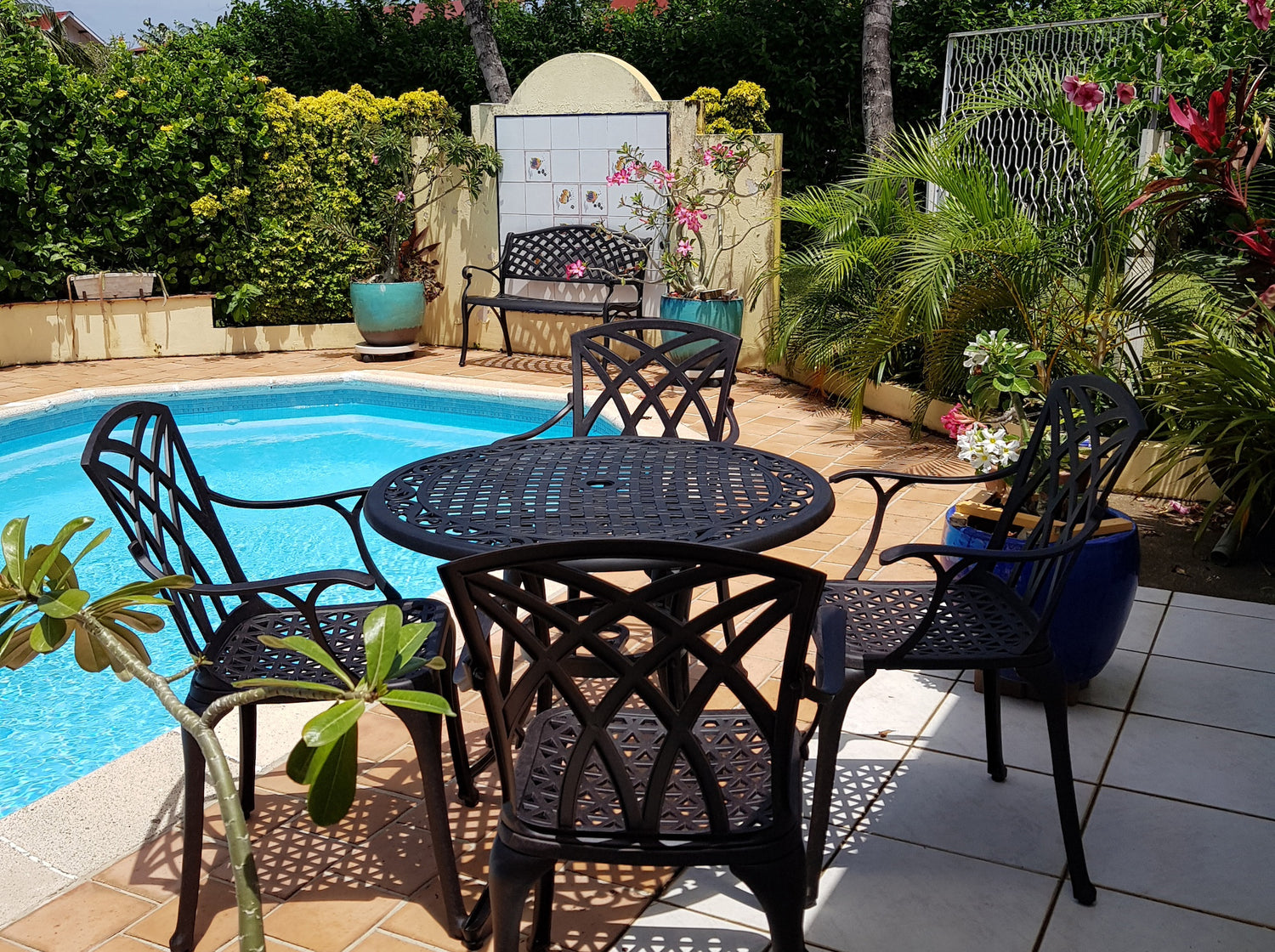 Does an aluminium garden table and chairs get hot in the sun?