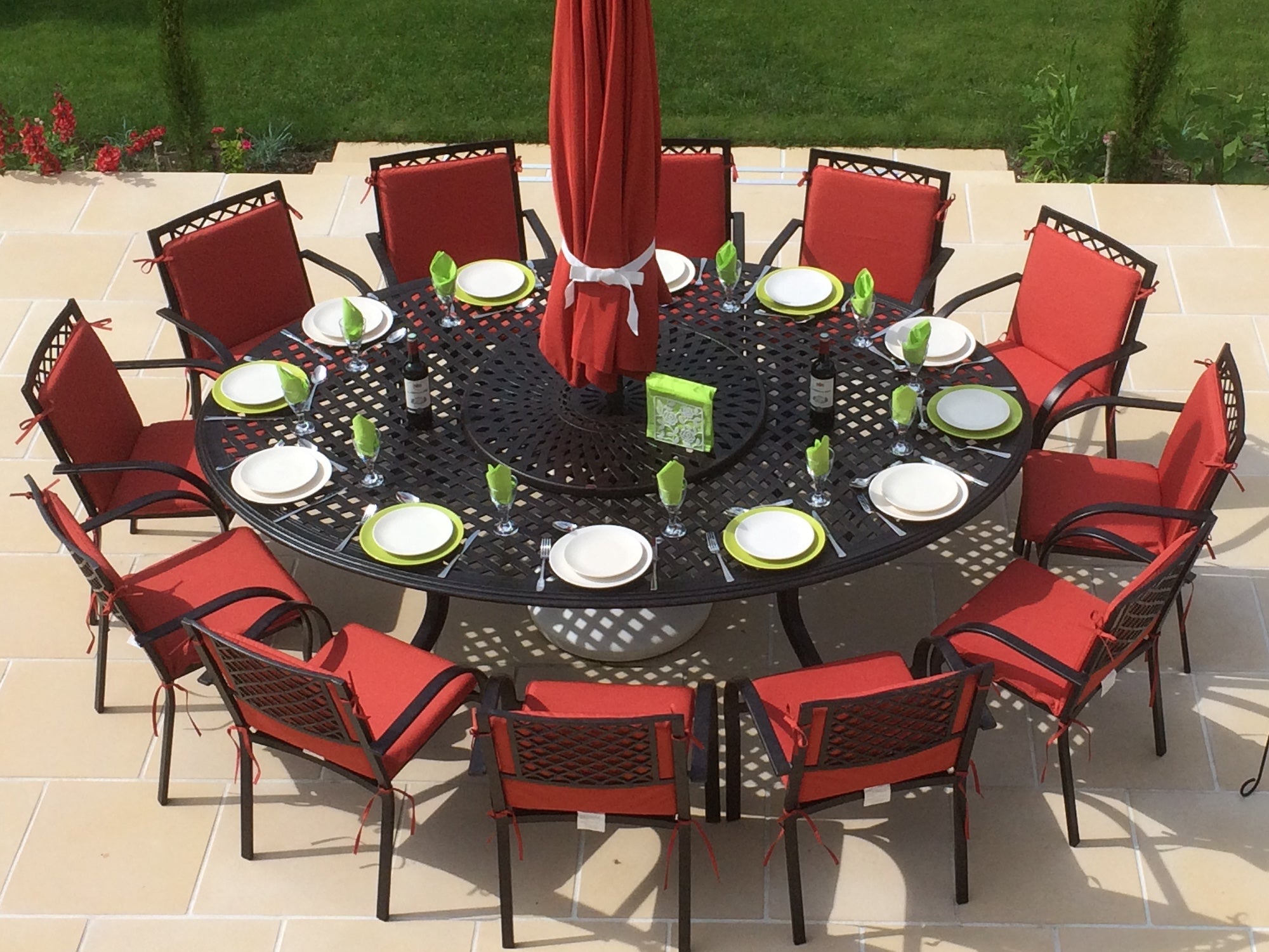 How to decorate a 10+ seater outdoor table for a garden party