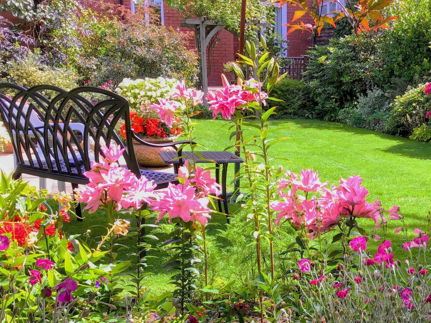 How to position a 2-seater garden bench in your outdoor space