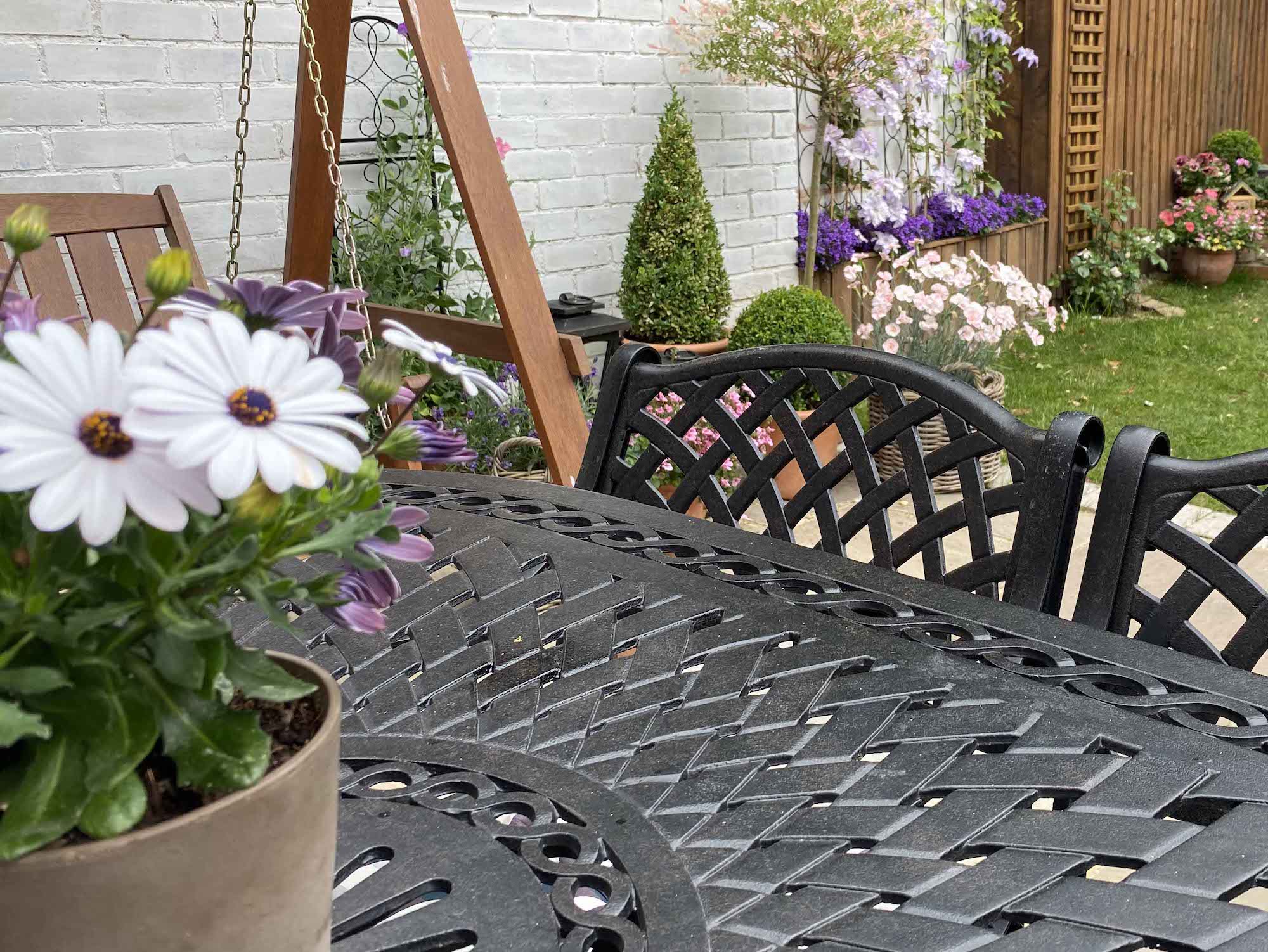 How is cast aluminium garden furniture made?