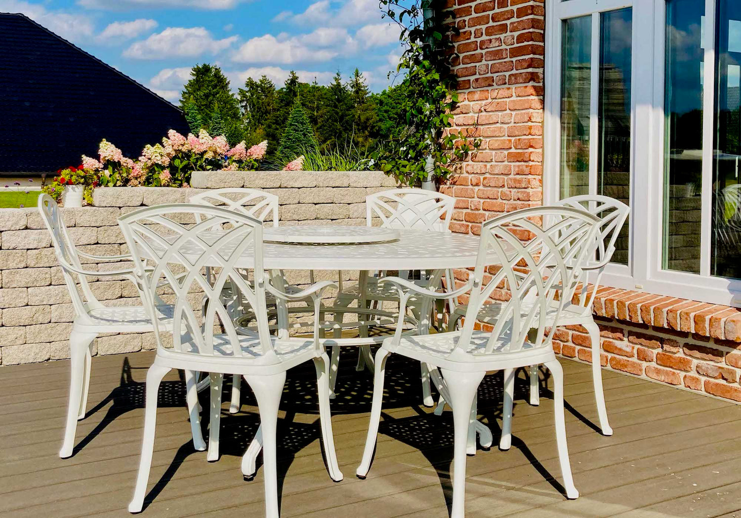 Why buy a garden furniture set from Lazy Susan?