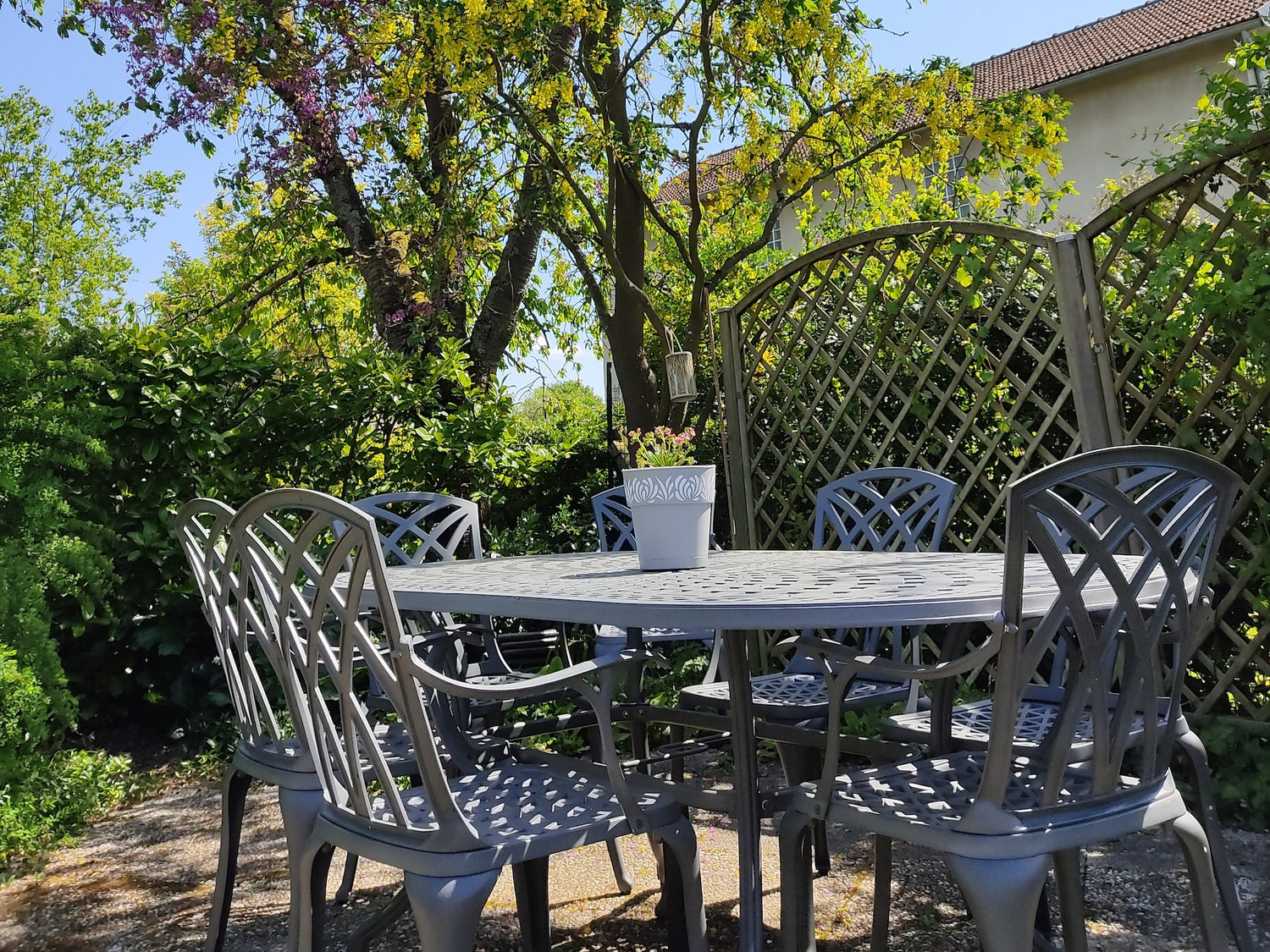 How to buy the right type of outdoor table set