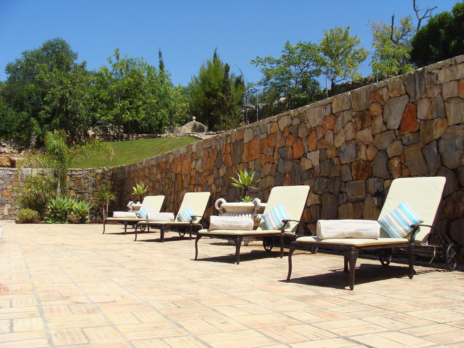 Can you use metal sun loungers in a hot climate?