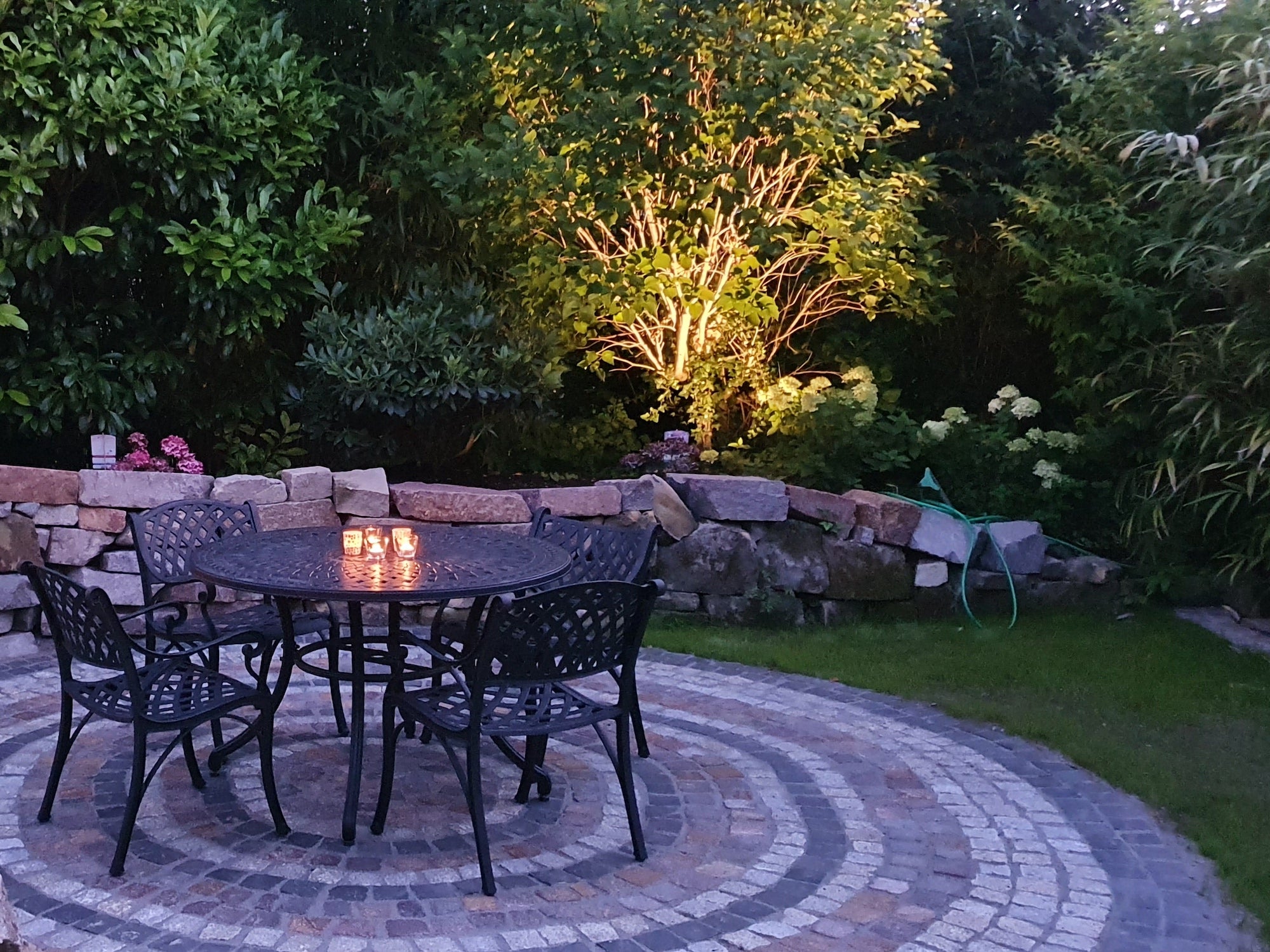 The advantages of choosing a round garden table and chairs for your patio