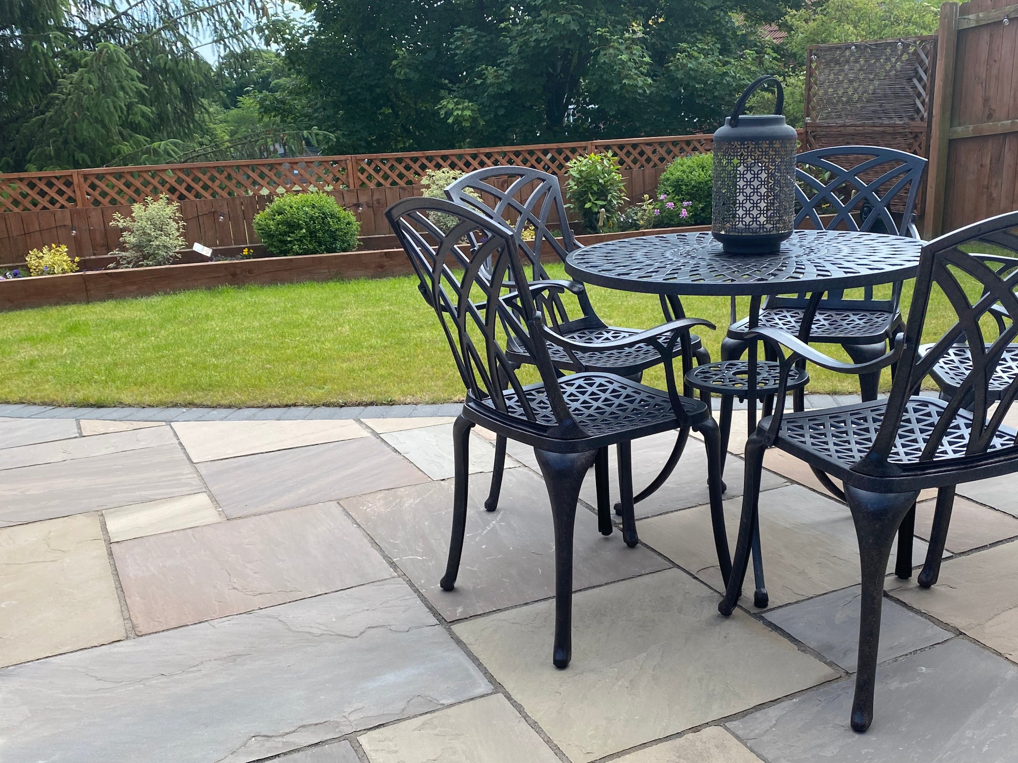 How to choose the right size garden table set