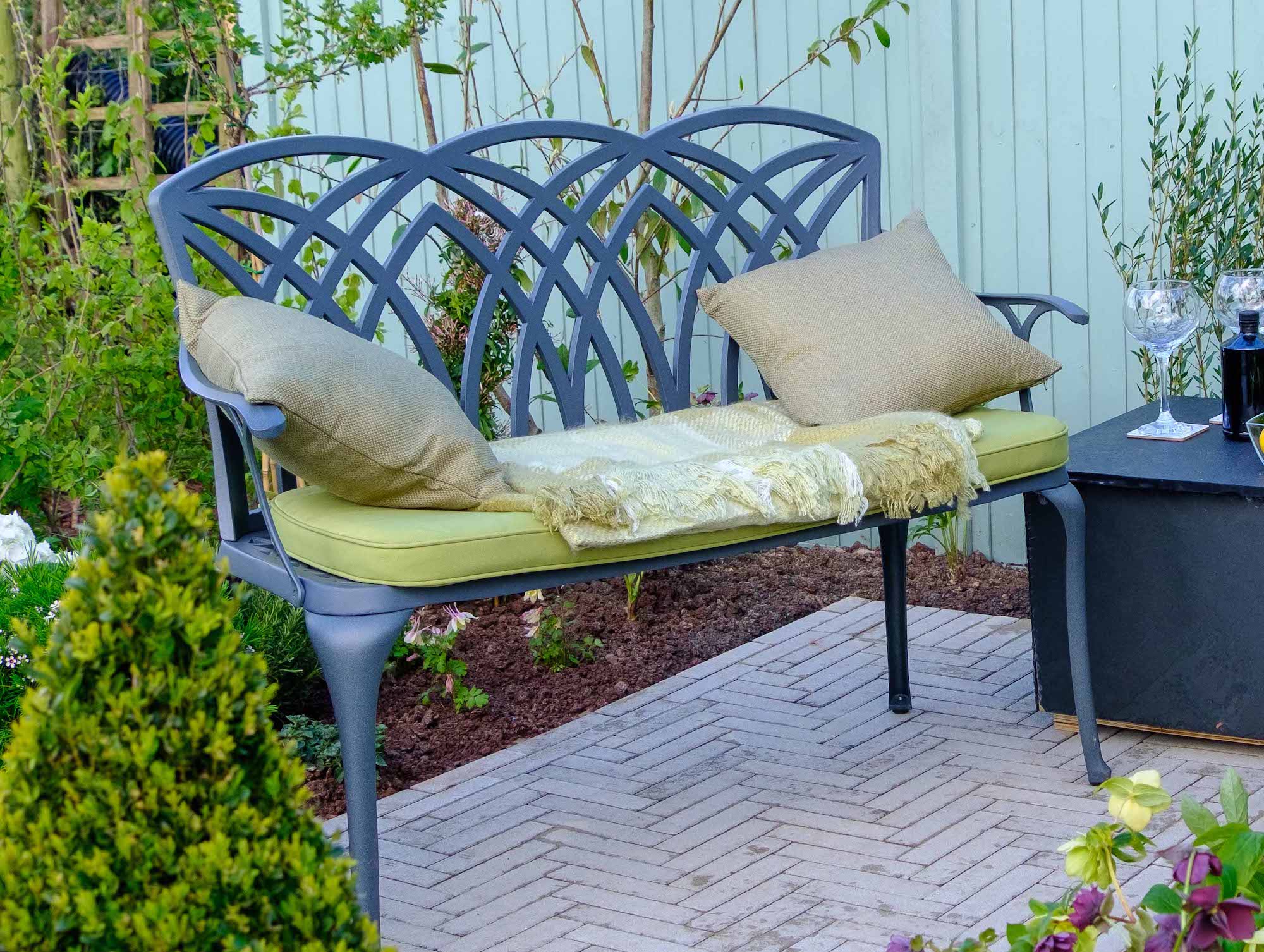 How to create a quiet corner in your garden with a small garden bench