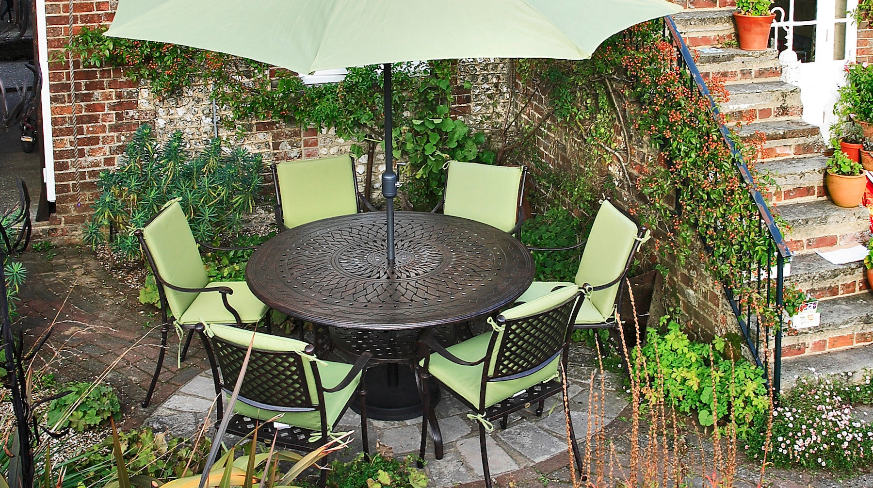 Maximise comfort and conversation with a round patio table