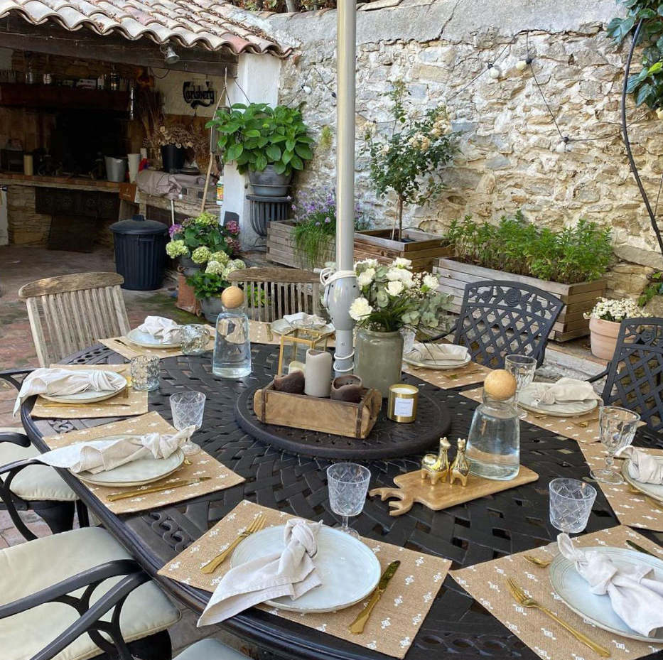 How to create the perfect garden table centrepiece