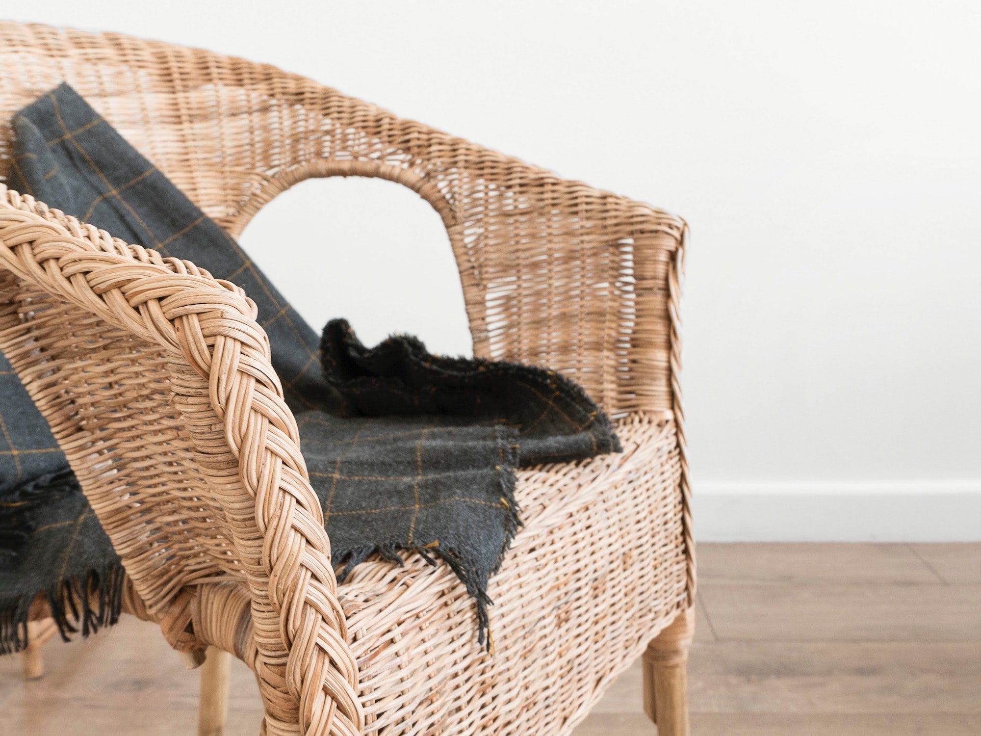 How to paint your old rattan wicker furniture