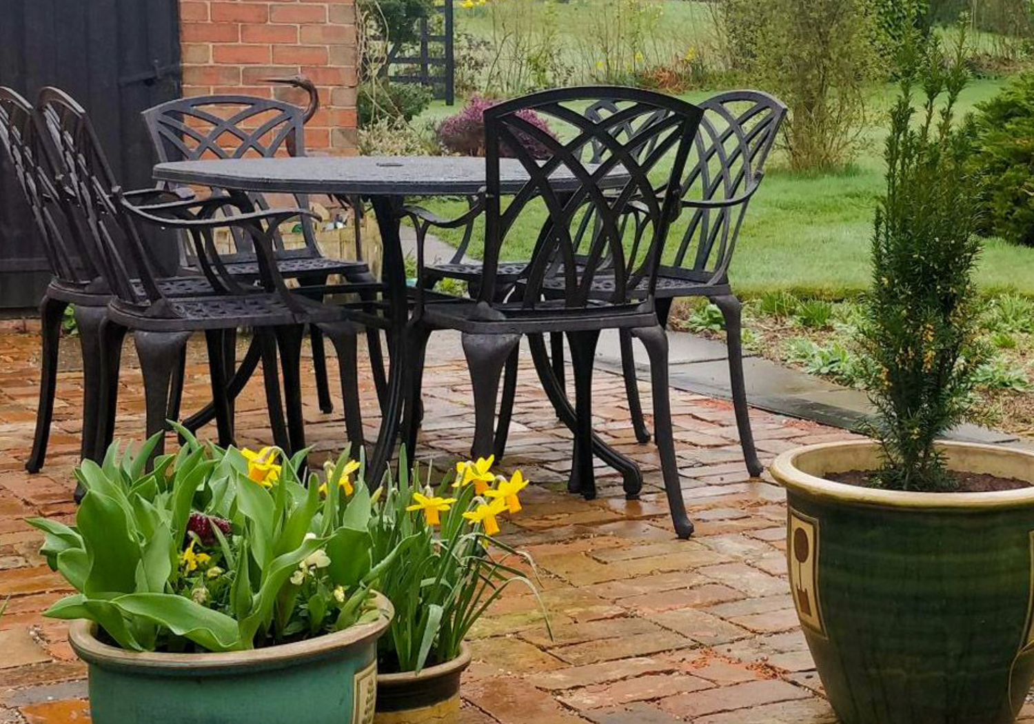 How to protect your garden table