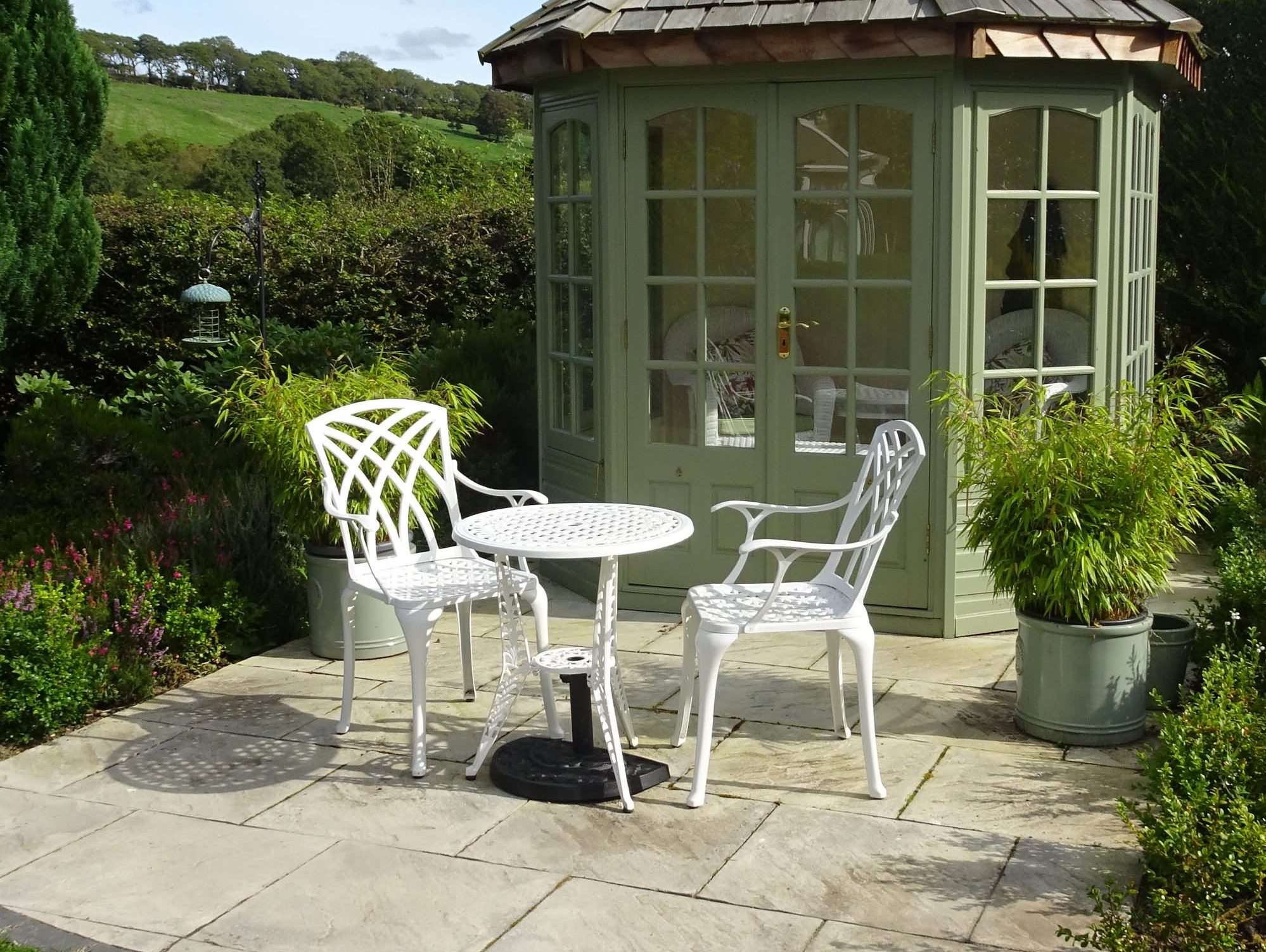 How do you protect metal garden furniture? Lazy Susan