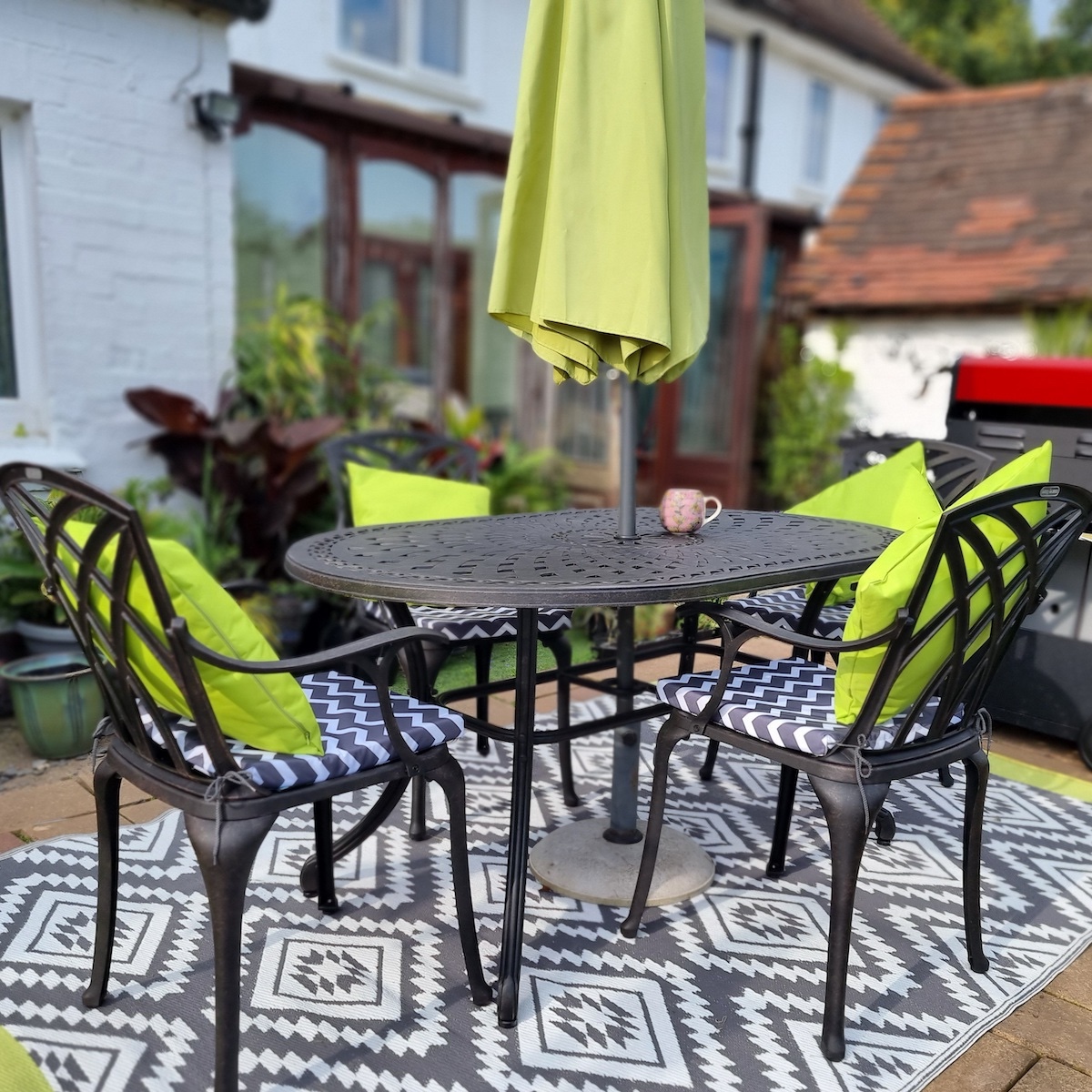 How to style our black garden furniture in your garden space