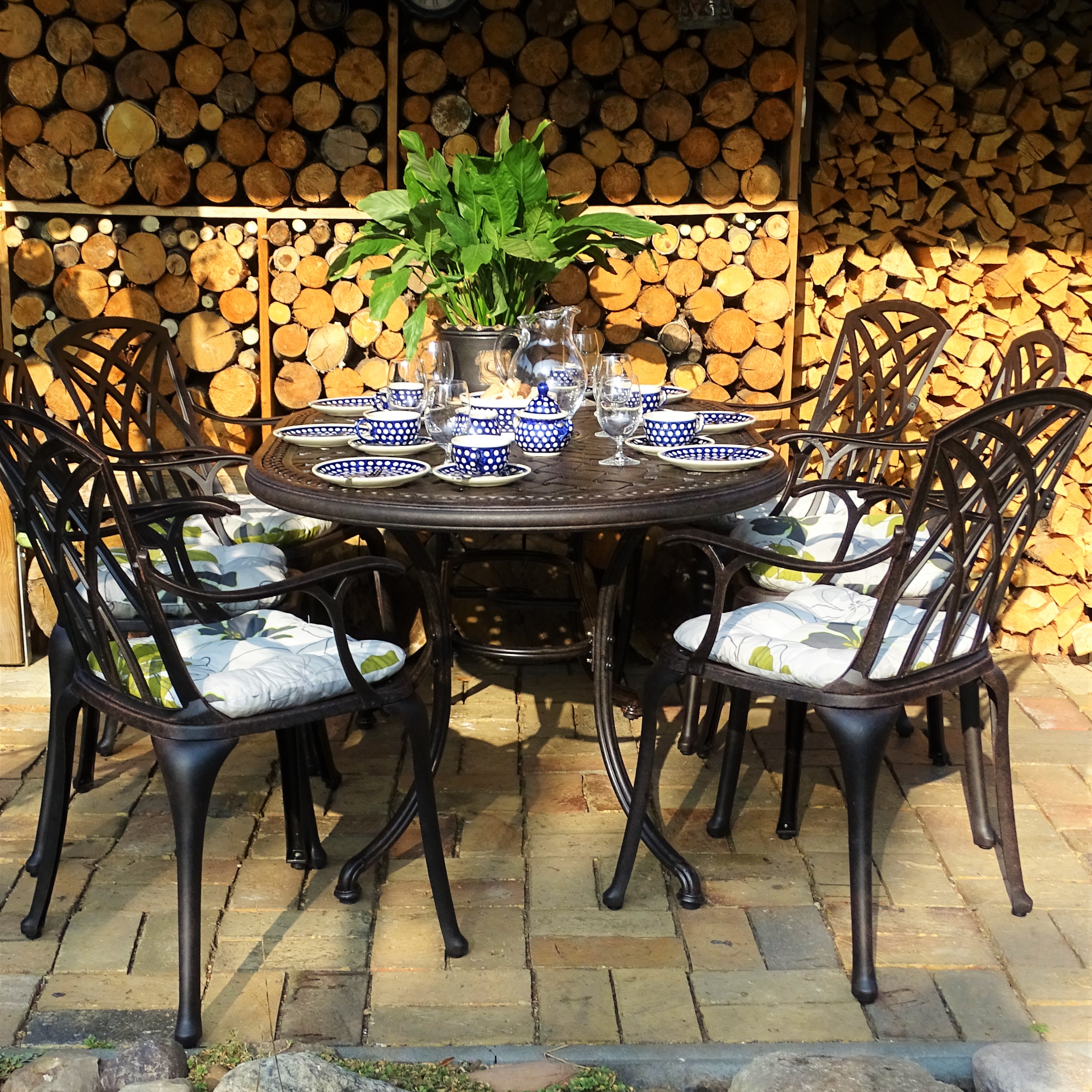 Gartentisch mit Stühlen, mit Sonnenschutz zum Arbeiten durch Pavillon aus Holz
