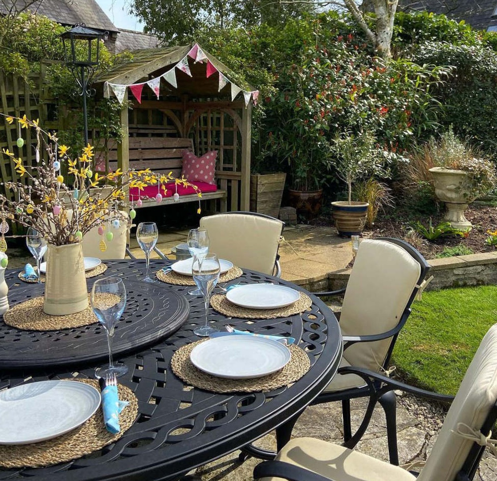 How to style our black garden furniture in your garden space